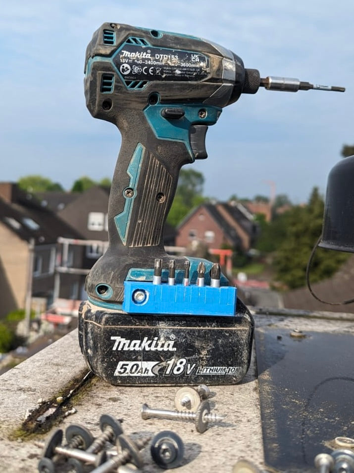 Makita Akkuschrauber mit 6er Makita Bithalter in Action