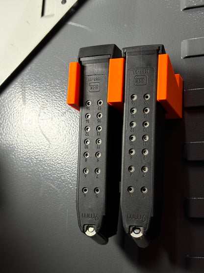 Magazinhalterung Glock in Orange mit vollen Magazinen