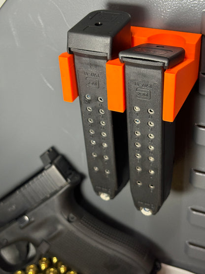 Magazinhalterung Glock in Orange mit Glock 45 und Munition 9mm im Hintergrund